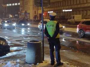 Pora nocna - policjant ruchu drogowego stojący przy ulicy
