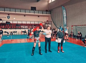 zawodniczka na macie podczas zawodów kickboxingu