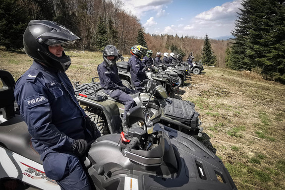 Policjanci i uczestnicy szkolenia na quadach