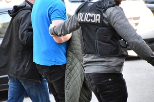 Policjanci podczas doprowadzania osób zatrzymanych do prokuratury