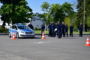 Policjanci podczas drugiego dnia konkursu Policjant Ruchu Drogowego. Rywalizacja na placu manewrowym w Oddziale Prewencji Policji w Rzeszowie.