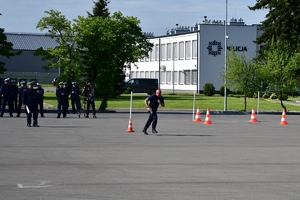 Policjanci podczas drugiego dnia konkursu Policjant Ruchu Drogowego. Rywalizacja na placu manewrowym w Oddziale Prewencji Policji w Rzeszowie.