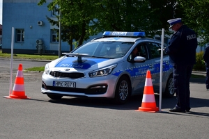 Policjanci podczas drugiego dnia konkursu Policjant Ruchu Drogowego. Rywalizacja na placu manewrowym w Oddziale Prewencji Policji w Rzeszowie.