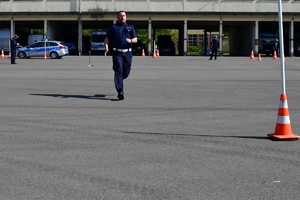 Policjanci podczas drugiego dnia konkursu Policjant Ruchu Drogowego. Rywalizacja na placu manewrowym w Oddziale Prewencji Policji w Rzeszowie.