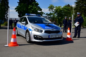 Policjanci podczas drugiego dnia konkursu Policjant Ruchu Drogowego. Rywalizacja na placu manewrowym w Oddziale Prewencji Policji w Rzeszowie.