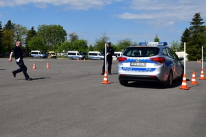 Policjanci podczas drugiego dnia konkursu Policjant Ruchu Drogowego. Rywalizacja na placu manewrowym w Oddziale Prewencji Policji w Rzeszowie.