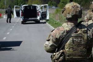 Policyjni antyterroryści i amerykańscy żołnierze podczas wspólnych ćwiczeń, na terenie zielonym.