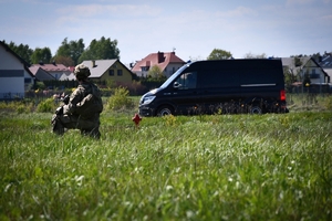 Policyjni antyterroryści i amerykańscy żołnierze podczas wspólnych ćwiczeń, na terenie zielonym.