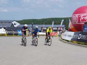 zdjęcia przedstawiają uczestników- kolarzy podczas przejazdów w wyścigu &amp;quot; Orlen Lang Team Race.