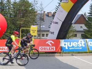 zdjęcia przedstawiają uczestników- kolarzy podczas przejazdów w wyścigu &amp;quot; Orlen Lang Team Race.