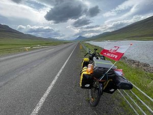 rower wraz z wyposażeniem stojący oparty na stopce, na drodze