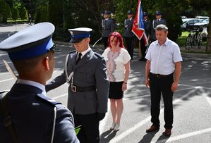 delegacja składająca kwiaty przed komendą wojewódzką policji w Rzeszowie