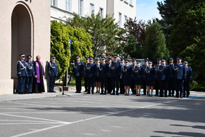 uczestnicy uroczystości podczas składania wiązanek pod komendą