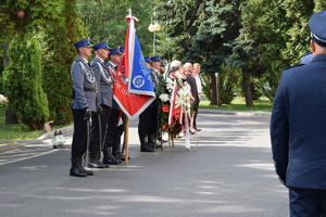 Uczestnicy uroczystości, pod tablicami upamiętniającymi poległych policjantów KWP Rzeszów