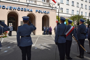 Uczestnicy uroczystości, pod tablicami upamiętniającymi poległych policjantów KWP Rzeszów