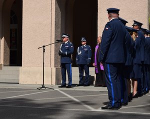 Uczestnicy uroczystości, pod tablicami upamiętniającymi poległych policjantów KWP Rzeszów