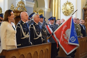 Policjanci i zaproszeni goście podczas uroczystej mszy w Kościele Farnym