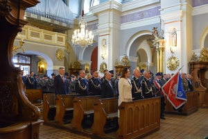 Policjanci i zaproszeni goście podczas uroczystej mszy w Kościele Farnym