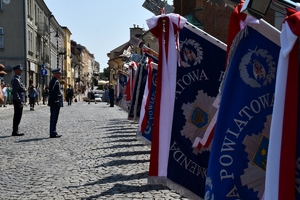 Policjanci i zaproszeni goście podczas rozpoczęcia uroczystości na Placu Farnym w Rzeszowie.