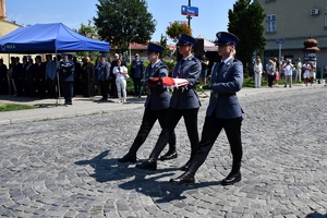 Policjanci i zaproszeni goście podczas rozpoczęcia uroczystości na Placu Farnym w Rzeszowie.