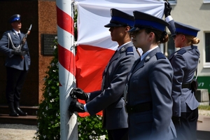 Policjanci i zaproszeni goście podczas rozpoczęcia uroczystości na Placu Farnym w Rzeszowie.