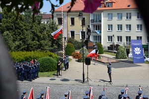 Policjanci i zaproszeni goście podczas rozpoczęcia uroczystości na Placu Farnym w Rzeszowie.