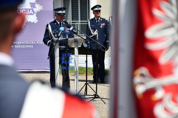 Policjanci i zaproszeni goście podczas rozpoczęcia uroczystości na Placu Farnym w Rzeszowie.