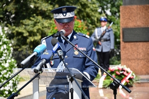 Policjanci i zaproszeni goście podczas rozpoczęcia uroczystości na Placu Farnym w Rzeszowie.