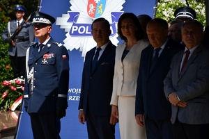 Policjanci i zaproszeni goście podczas rozpoczęcia uroczystości na Placu Farnym w Rzeszowie.