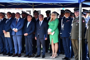 Policjanci i zaproszeni goście podczas rozpoczęcia uroczystości na Placu Farnym w Rzeszowie.