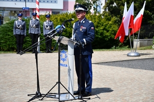 Policjanci i zaproszeni goście podczas rozpoczęcia uroczystości na Placu Farnym w Rzeszowie.