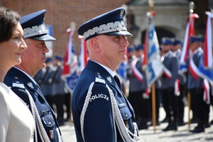 Policjanci i zaproszeni goście podczas rozpoczęcia uroczystości na Placu Farnym w Rzeszowie.