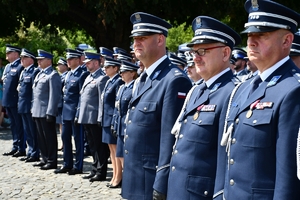 Policjanci i zaproszeni goście podczas rozpoczęcia uroczystości na Placu Farnym w Rzeszowie.