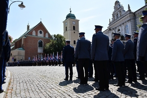 Policjanci i zaproszeni goście podczas rozpoczęcia uroczystości na Placu Farnym w Rzeszowie.