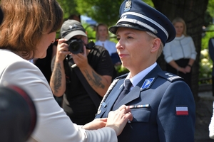 Policjanci i zaproszeni goście podczas rozpoczęcia uroczystości na Placu Farnym w Rzeszowie.