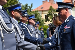 Policjanci i zaproszeni goście podczas rozpoczęcia uroczystości na Placu Farnym w Rzeszowie.