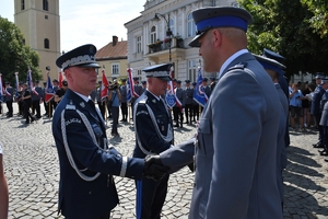 Policjanci i zaproszeni goście podczas rozpoczęcia uroczystości na Placu Farnym w Rzeszowie.