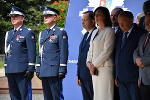 Policjanci i zaproszeni goście podczas rozpoczęcia uroczystości na Placu Farnym w Rzeszowie.