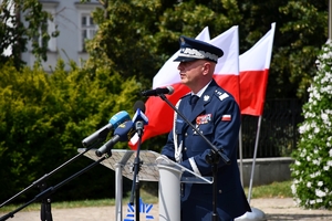 Policjanci i zaproszeni goście podczas rozpoczęcia uroczystości na Placu Farnym w Rzeszowie.