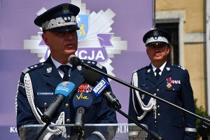 Policjanci i zaproszeni goście podczas rozpoczęcia uroczystości na Placu Farnym w Rzeszowie.