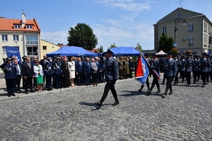 Policjanci i zaproszeni goście podczas rozpoczęcia uroczystości na Placu Farnym w Rzeszowie.