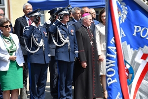 Policjanci i zaproszeni goście podczas rozpoczęcia uroczystości na Placu Farnym w Rzeszowie.