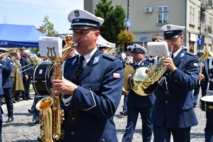 Policjanci i zaproszeni goście podczas rozpoczęcia uroczystości na Placu Farnym w Rzeszowie.