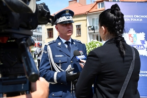 Policjanci i zaproszeni goście podczas rozpoczęcia uroczystości na Placu Farnym w Rzeszowie.