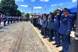 Policjanci i zaproszeni goście podczas rozpoczęcia uroczystości na Placu Farnym w Rzeszowie.