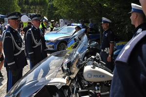 Policjanci i zaproszeni goście podczas rozpoczęcia uroczystości na Placu Farnym w Rzeszowie.