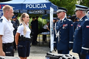 Policjanci i zaproszeni goście podczas rozpoczęcia uroczystości na Placu Farnym w Rzeszowie.