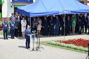 Policjanci i zaproszeni goście podczas rozpoczęcia uroczystości na Placu Farnym w Rzeszowie.