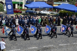 Policjanci i zaproszeni goście podczas rozpoczęcia uroczystości na Placu Farnym w Rzeszowie.