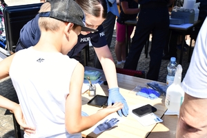 Policjanci i zaproszeni goście podczas pikniku w Ogrodach Bernardyńskich w Rzeszowie.